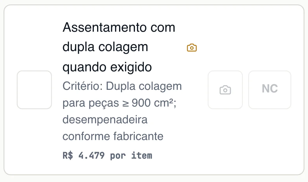 Tela real do UpBuild no celular: item da FVS de revestimento cerâmico com critério técnico (dupla colagem para peças a partir de 900 cm²), valor de R$ 4.479 por item e botões de foto e não conformidade